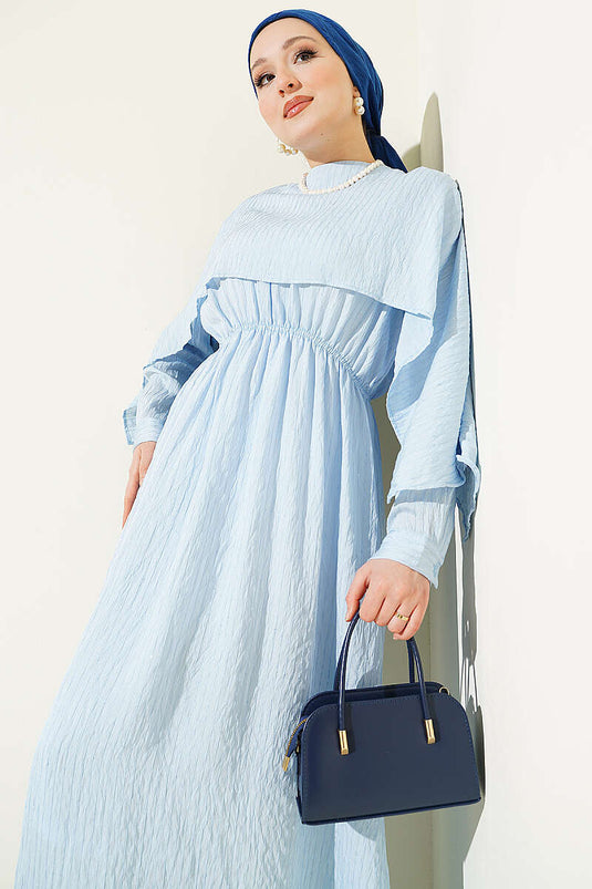 Robe avec cape épaule et détails pailletés bleu bébé