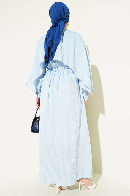 Robe avec cape épaule et détails pailletés bleu bébé
