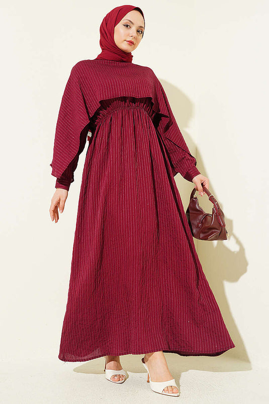 Robe bordeaux avec cape épaule et détails pailletés