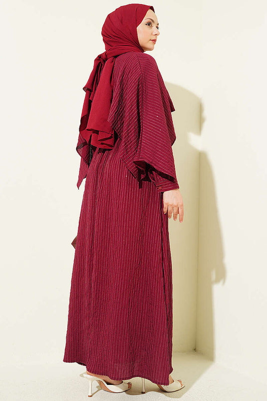 Robe bordeaux avec cape épaule et détails pailletés