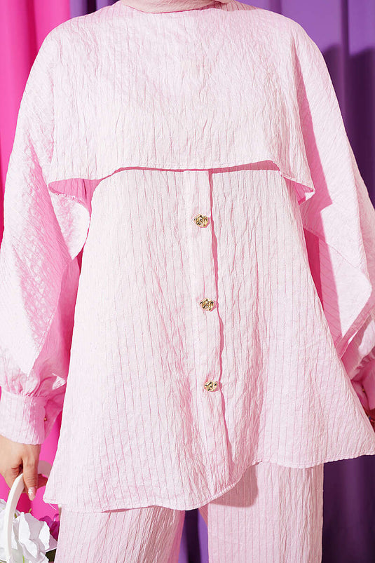 Ensemble deux pièces rose avec cape d'épaule et bandes pailletées