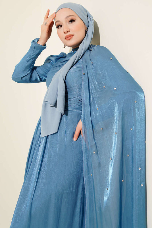 Robe de soirée bleue à épaules dénudées et cape ornée de pierres