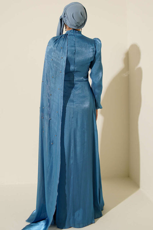 Robe de soirée bleue à épaules dénudées et cape ornée de pierres