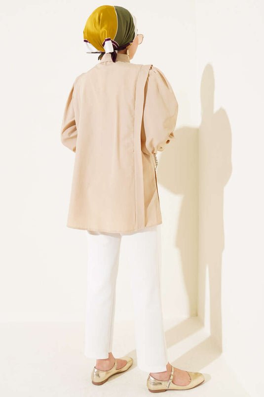 Chemise beige à plis aux épaules