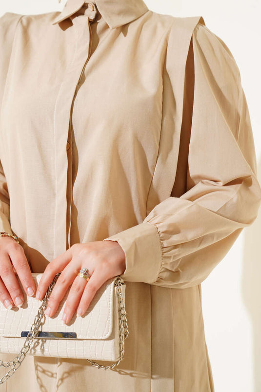 Chemise beige à plis aux épaules