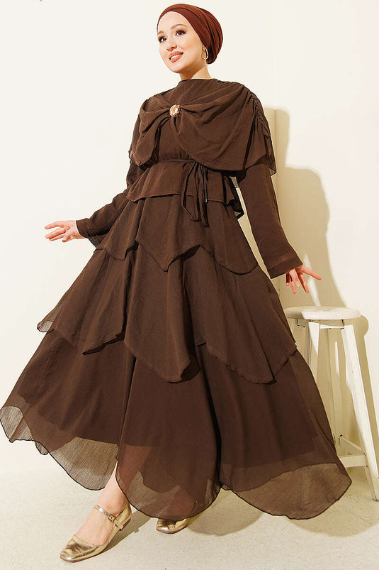 Ensemble deux pièces avec jupe et détail châle aux épaules, couleur marron