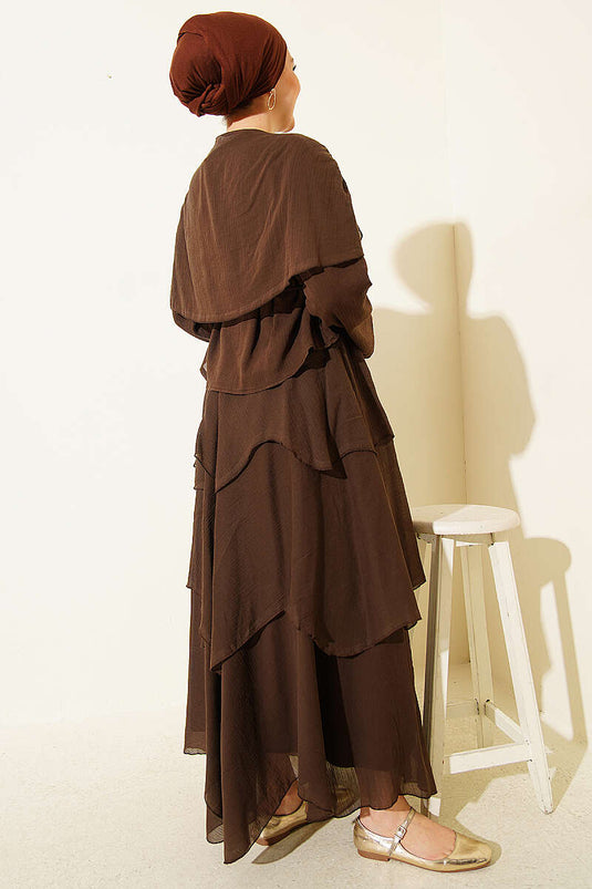 Ensemble deux pièces avec jupe et détail châle aux épaules, couleur marron