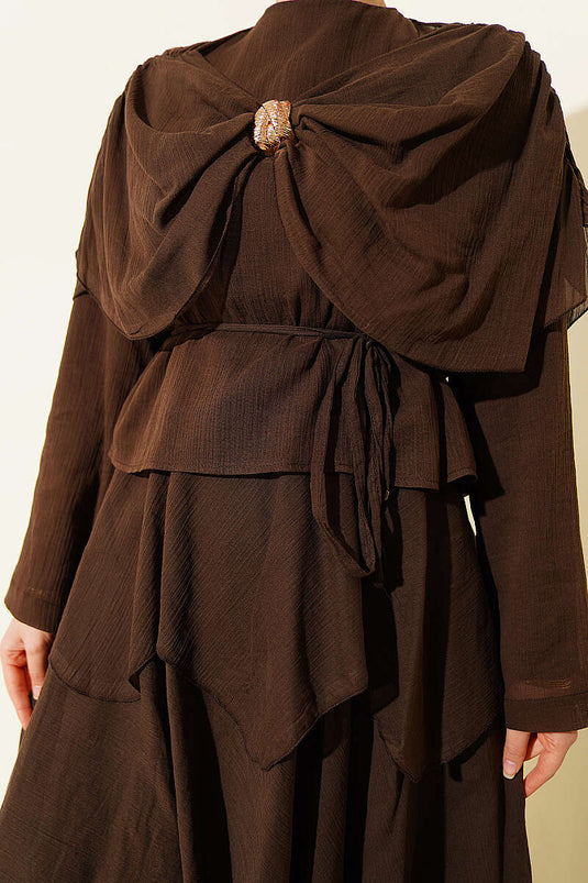 Ensemble deux pièces avec jupe et détail châle aux épaules, couleur marron