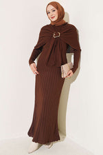 Robe En Tricot Marron Avec Détail De Châle À L'épaule