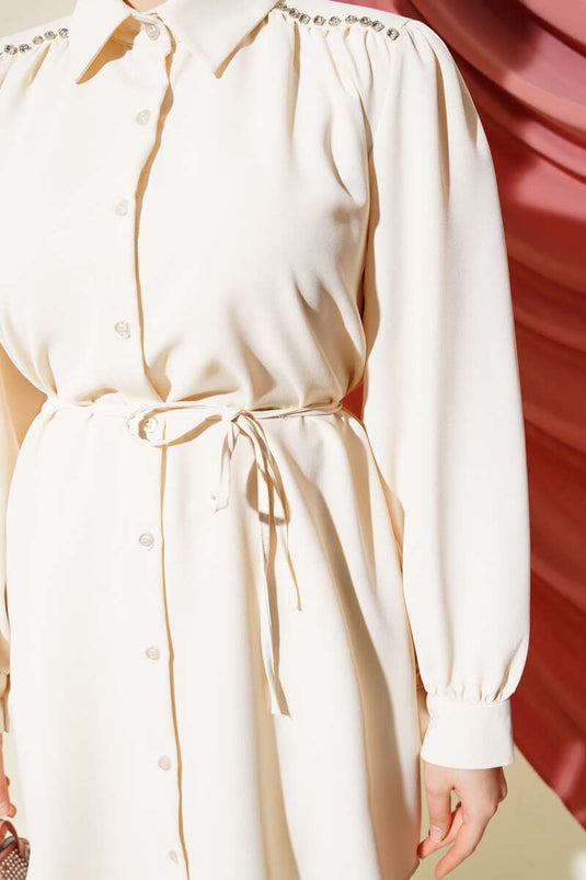 Chemise beige à ceinture en corde et détails en pierre sur les épaules