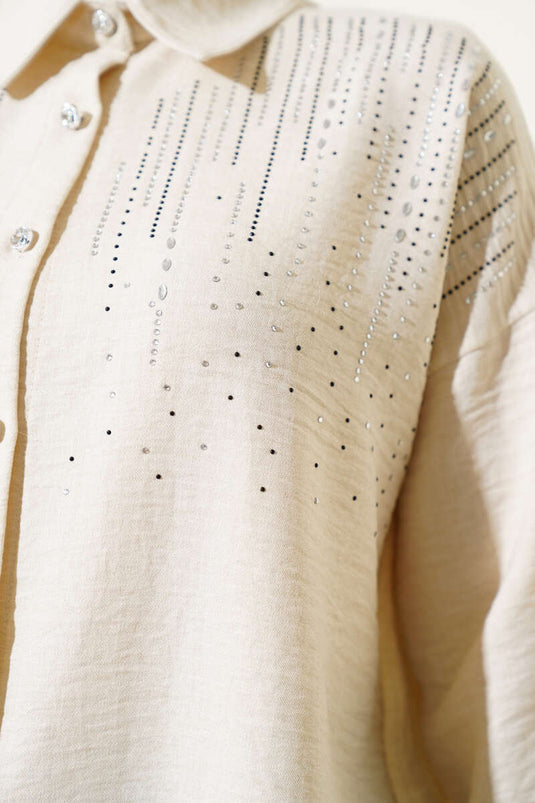 Chemise beige ornée de pierres sur les épaules