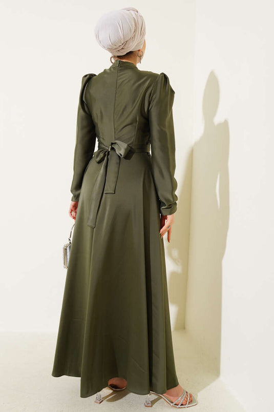 Robe de soirée en satin à épaules dénudées kaki