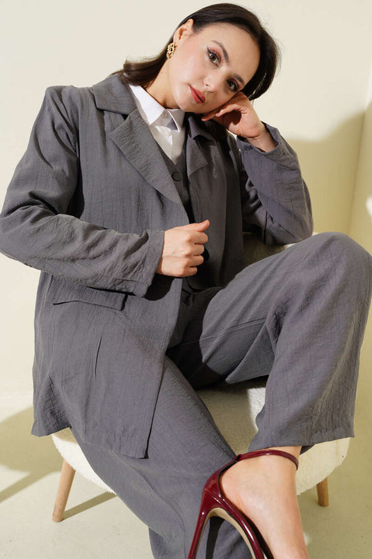 Ensemble trois pièces avec veste à épaulettes et gilet en gris foncé