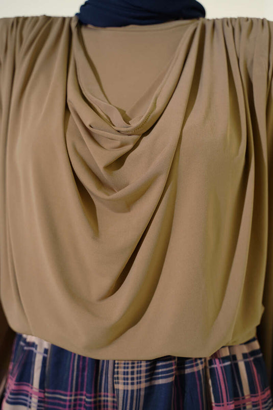 Blusa Sandy con spalle imbottite e scollo a V, colore visone