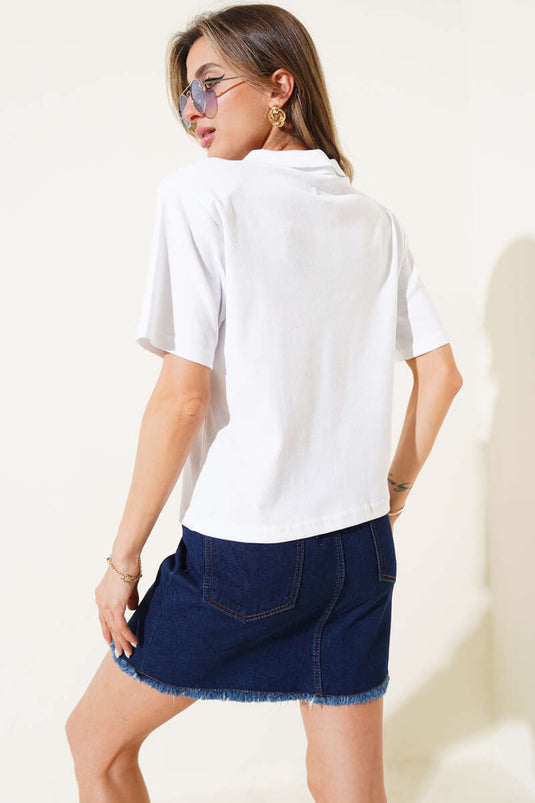 Wit T-shirt met schoudervullingen en ritssluiting.