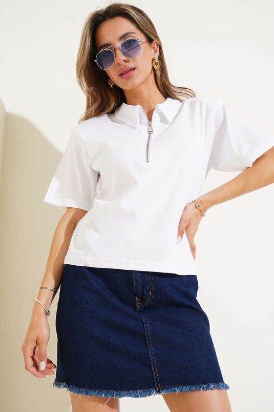 Wit T-shirt met schoudervullingen en ritssluiting.