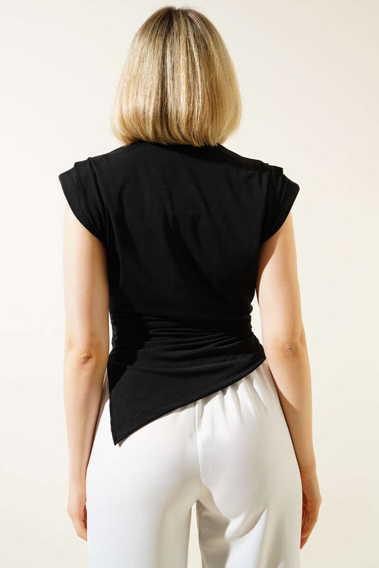 Blouse noire à épaules rembourrées et plissées