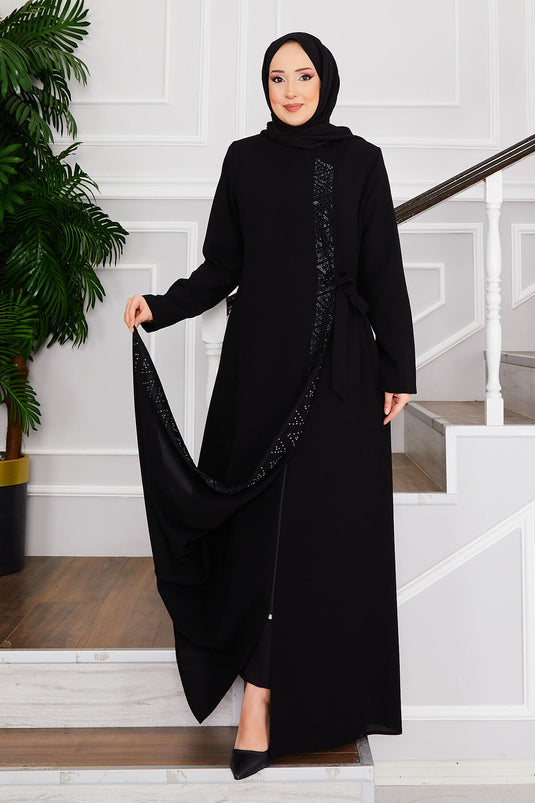 Abaya negra con hiyab y detalle de piedras abotonadas en los hombros