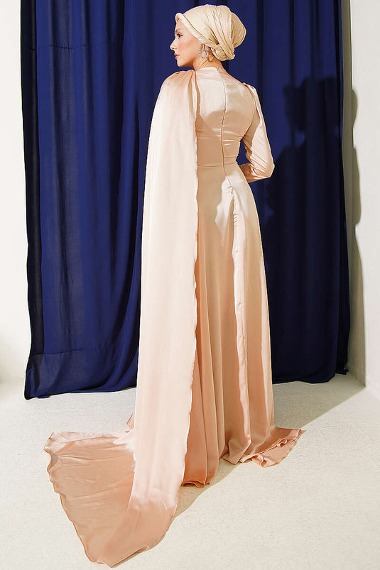 Robe De Soirée En Satin Beige Avec Cape Aux Épaules
