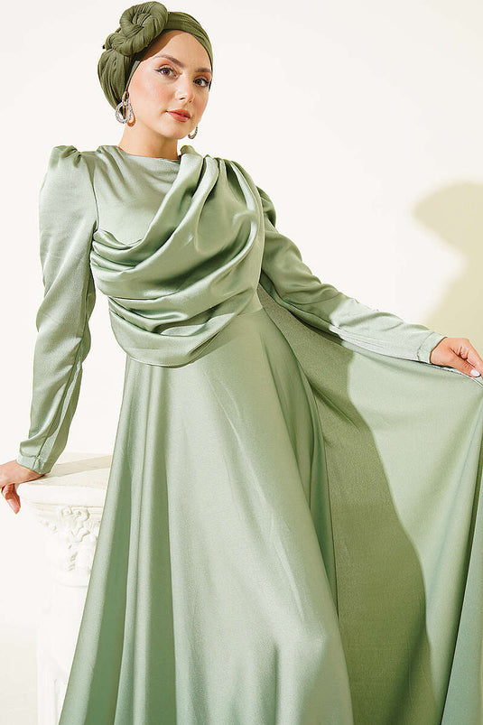 Satin Avondjurk Met Schoudercape In Hazelnootgroen