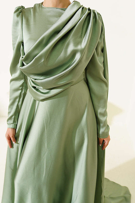 Satin Avondjurk Met Schoudercape In Hazelnootgroen