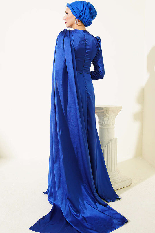 Robe de soirée en satin avec cape aux épaules bleu saphir