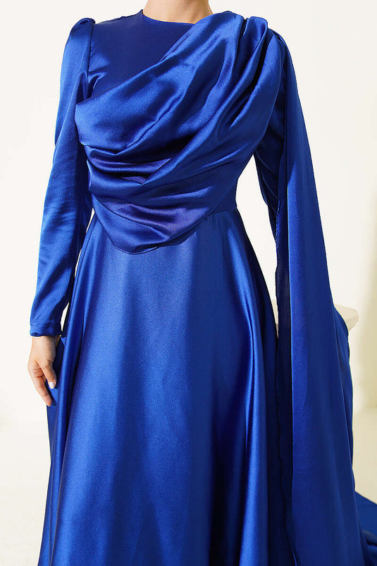 Robe de soirée en satin avec cape aux épaules bleu saphir