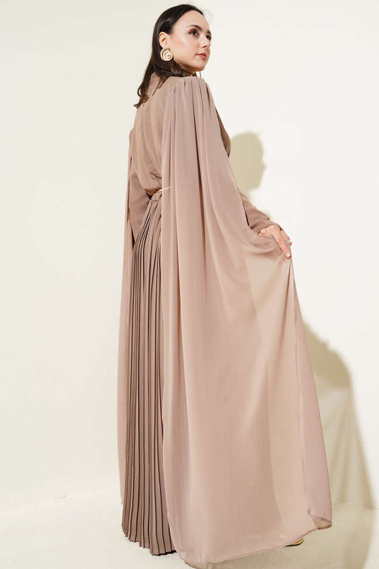 Robe cape en mousseline avec épaules dénudées, couleur vison