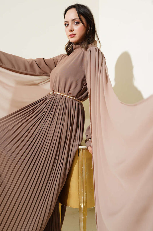 Robe cape en mousseline avec épaules dénudées, couleur vison