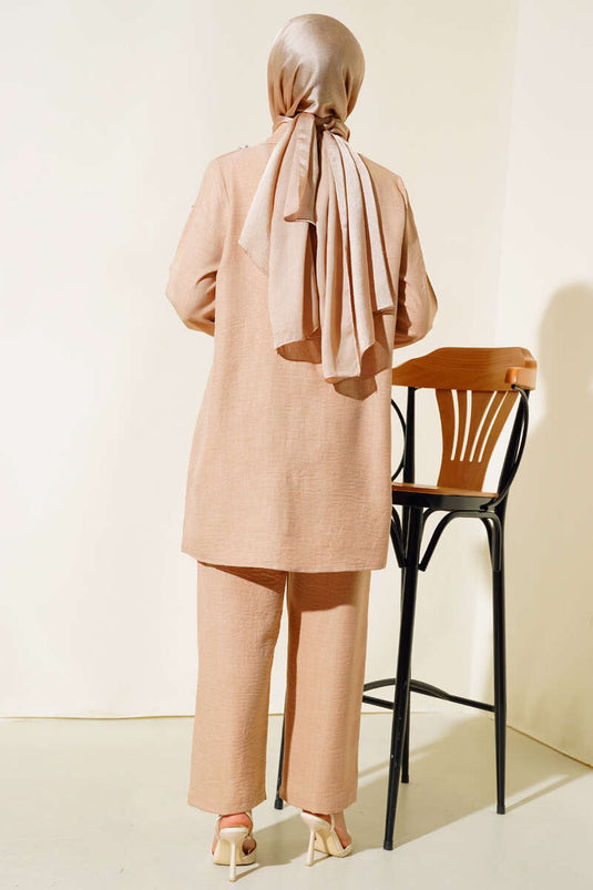 Ensemble deux pièces en lin couleur latte avec épaules ornées de pierres