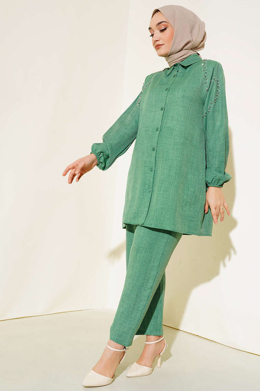 Ensemble deux pièces en lin vert avec épaules ornées de pierres