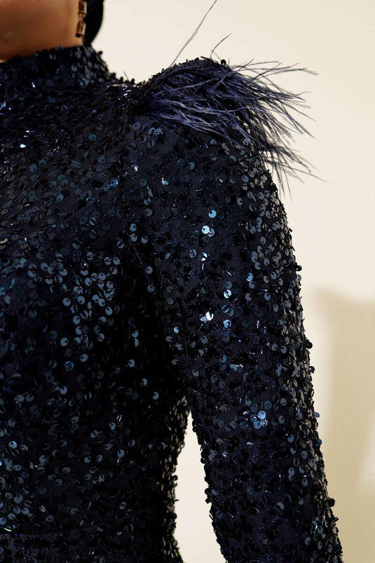 Robe de soirée à paillettes et épaules en plumes, bleu marine