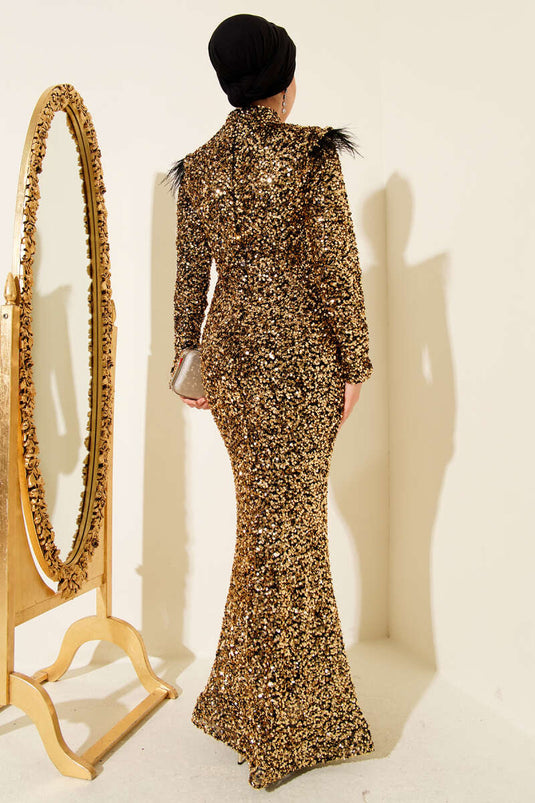 Robe de soirée à paillettes et épaules en plumes, noire et dorée