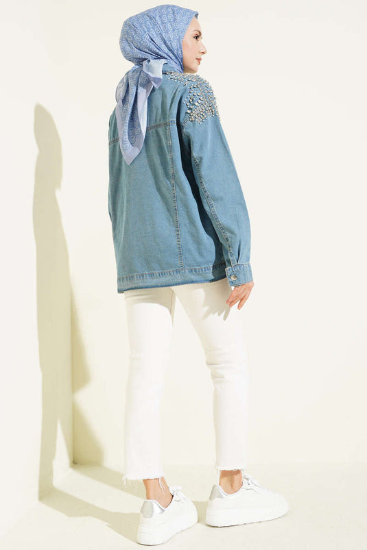 Veste en jean bleu denim avec poches et épaulettes ornées de pierres