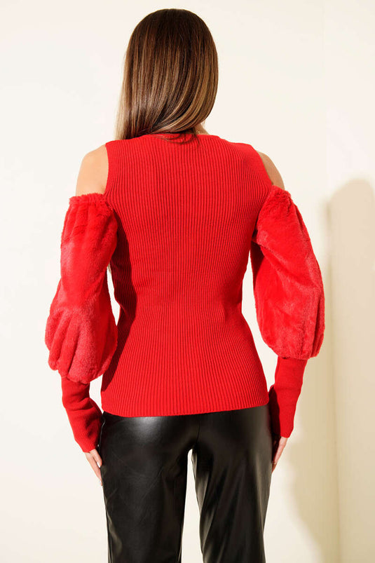 Pull rouge à épaules dénudées et à barbe.