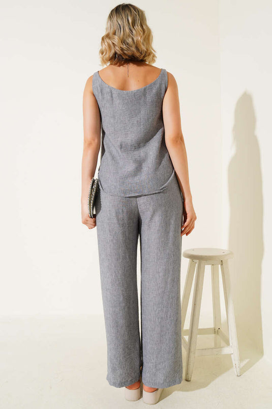 Ensemble deux pièces gris avec détail floral sur l'épaule