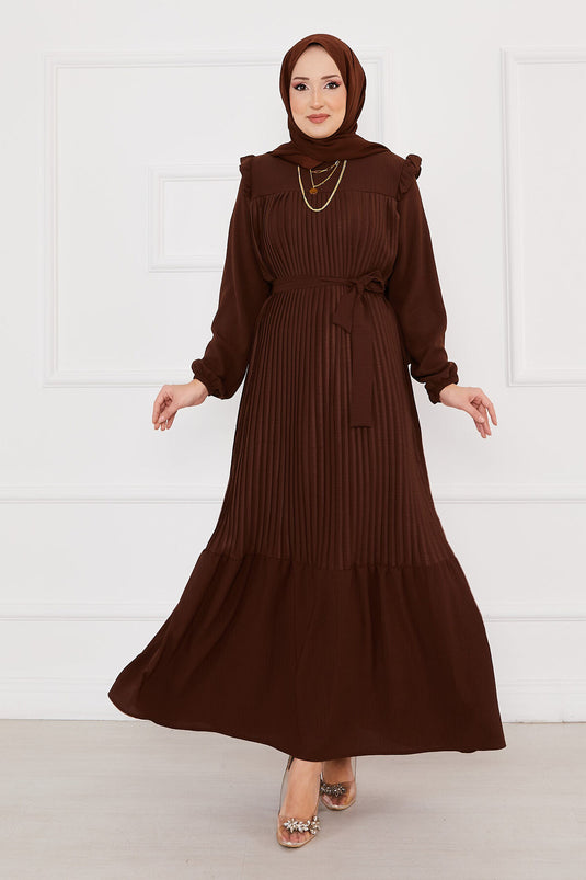 Robe modeste plissée avec épaules volantées marron