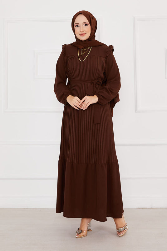 Robe modeste plissée avec épaules volantées marron