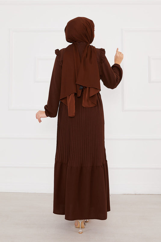 Robe modeste plissée avec épaules volantées marron