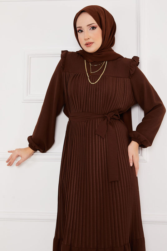 Robe modeste plissée avec épaules volantées marron