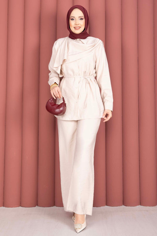 Ensemble modeste deux pièces beige avec hijab à épaulettes et ceinture à nouer
