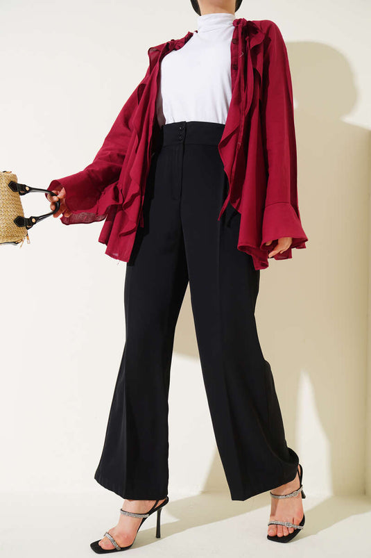 Pantalon noir à poches latérales et boutons sur le devant