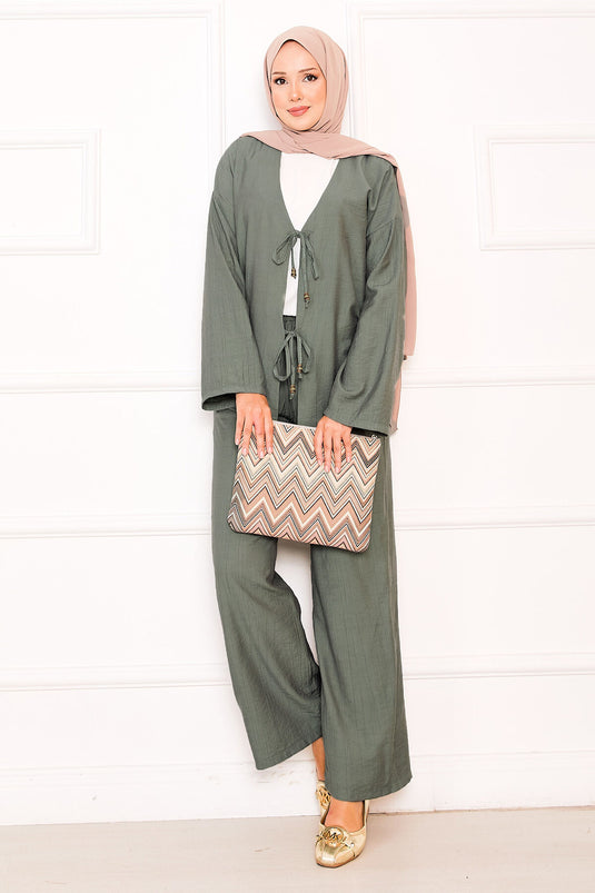 Ensemble pantalon deux pièces kaki avec détails en dentelle sur le devant