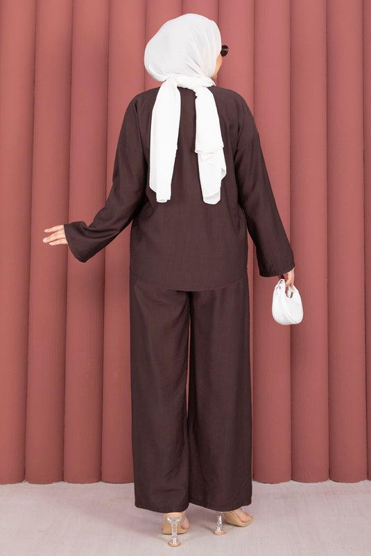 Costume deux pièces marron avec détails en dentelle sur le devant