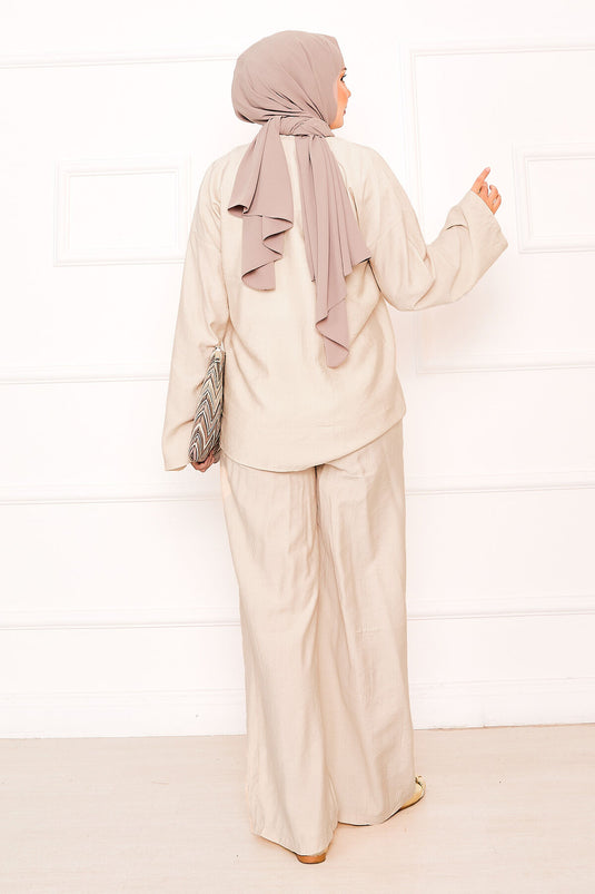 Costume deux pièces avec détails en dentelle sur le devant et pantalon, couleur crème