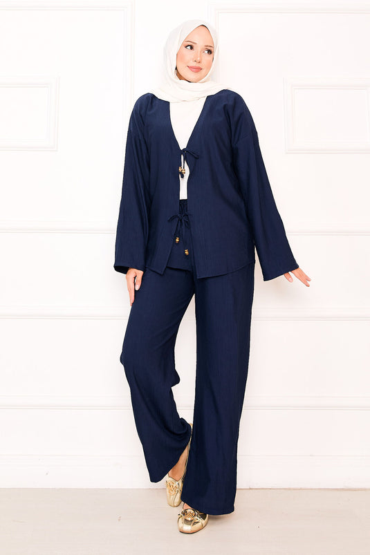 Costume deux pièces avec détails en dentelle sur le devant et pantalon, bleu marine