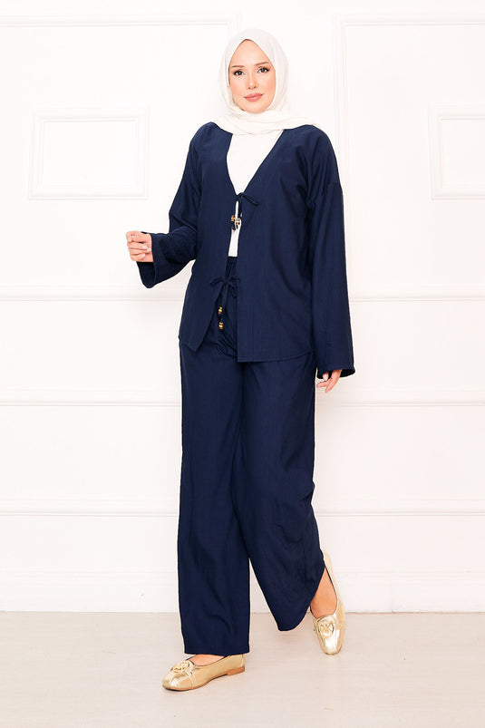 Costume deux pièces avec détails en dentelle sur le devant et pantalon, bleu marine