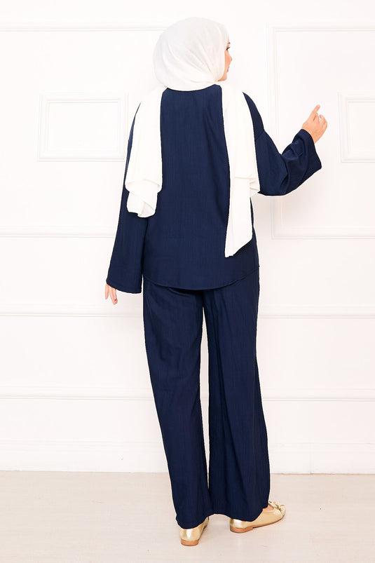 Costume deux pièces avec détails en dentelle sur le devant et pantalon, bleu marine