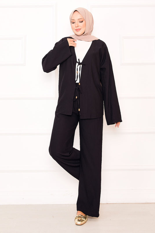 Costume deux pièces noir avec détails en dentelle sur le devant
