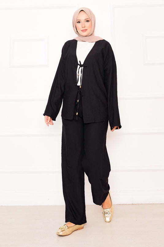 Costume deux pièces noir avec détails en dentelle sur le devant